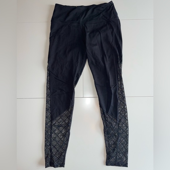 4 Pairs of leggings 1 athletic shirt with built in bra - Picture 8 of 15